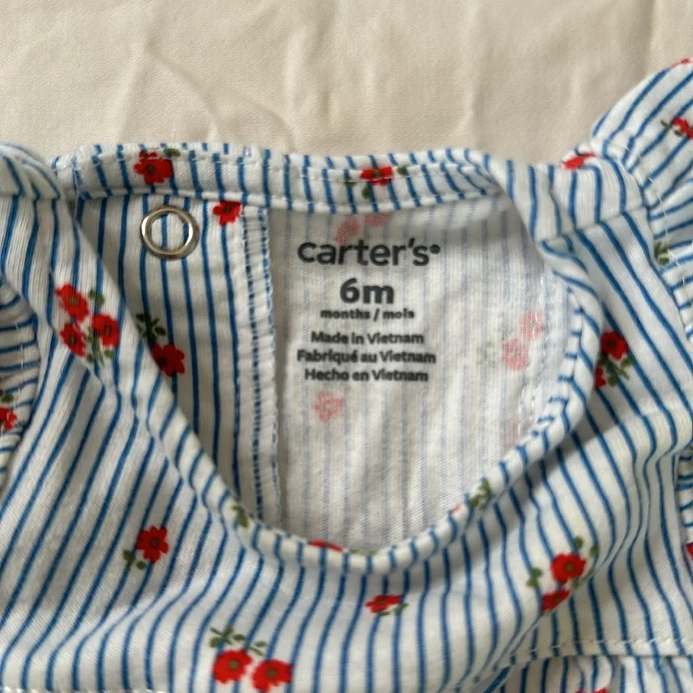 Carter’s Bundle of 2 baby girl size 6 month rompers. Both are in GREAT CONDITION